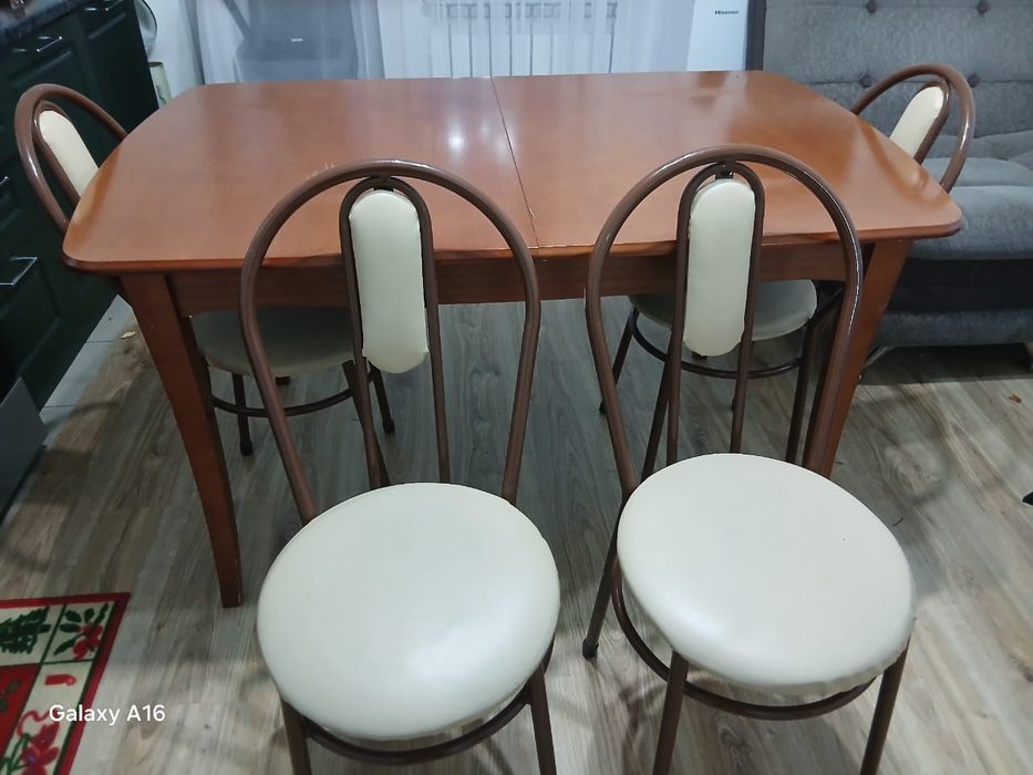 Продам деревянный стол со стульями