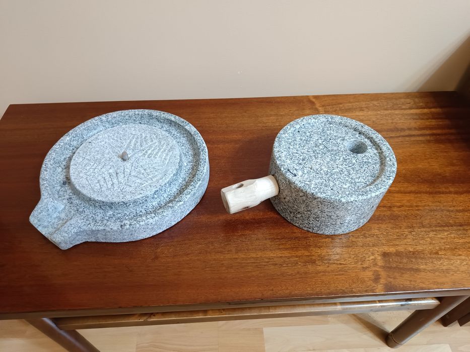 Мельница каменная, жернова