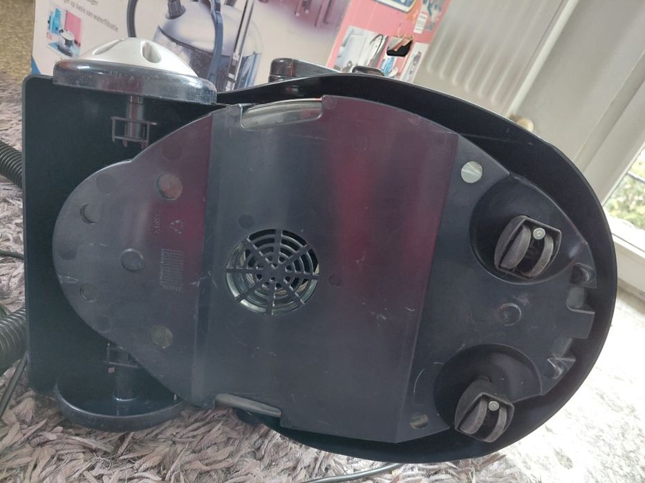 Продавам прахосмукачка Delonghi Aqua Land