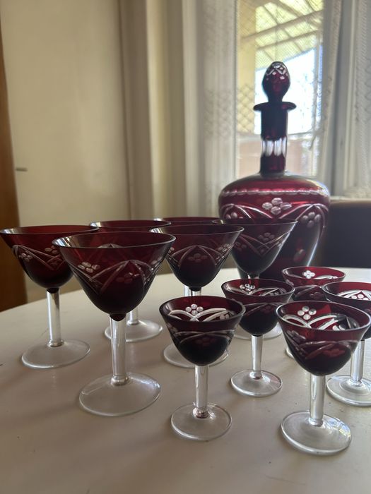 Serviciu din cristal rosu