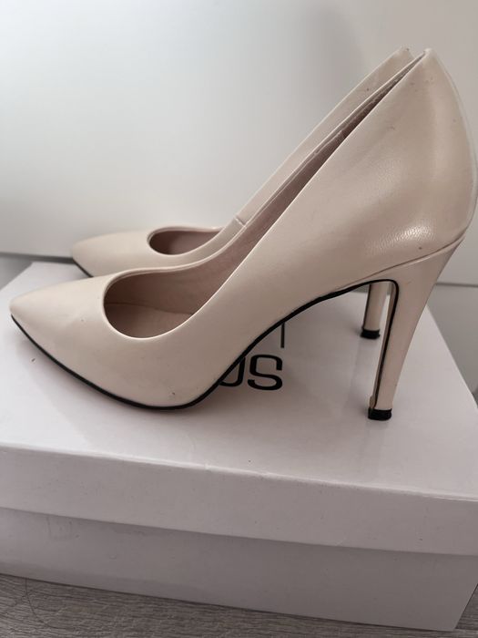 Продам классические бежевые туфли