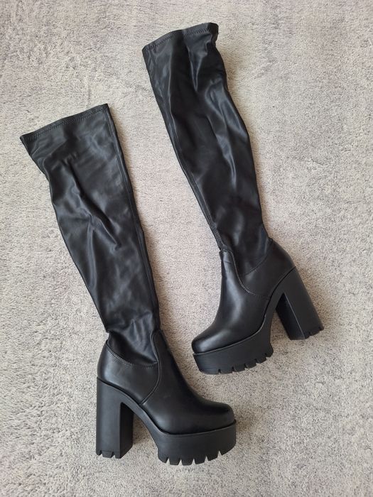 Черни ботуши на висок ток