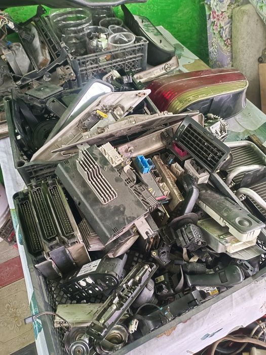 Продам запчасти на БМВ 728 е 38