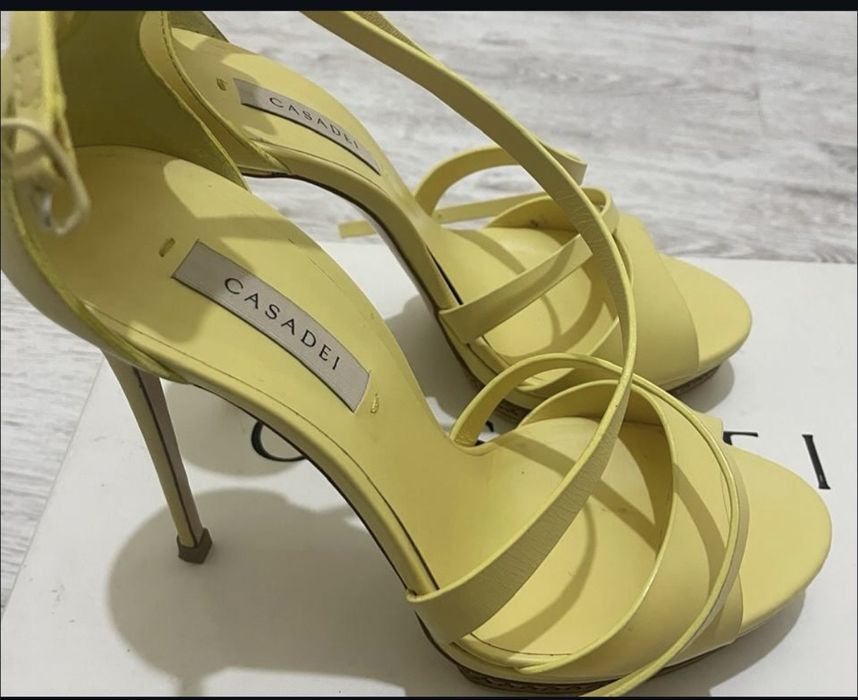 Кроссовки, ботфорты, босоножки, ботильион