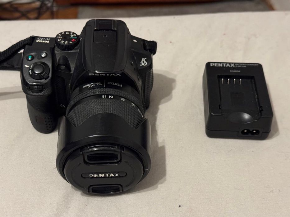 DSLR Pentax K-30 cu obiectiv 18-135