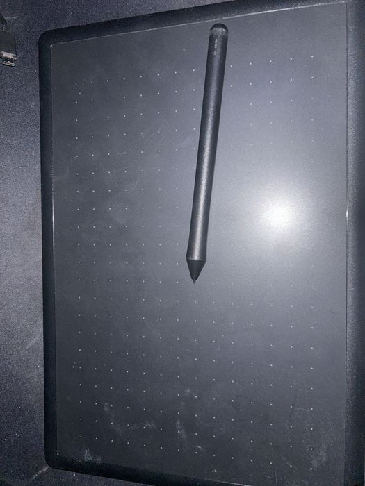 MacBOOK AIR M2 (2022) + tableta grafica( cu stylo)