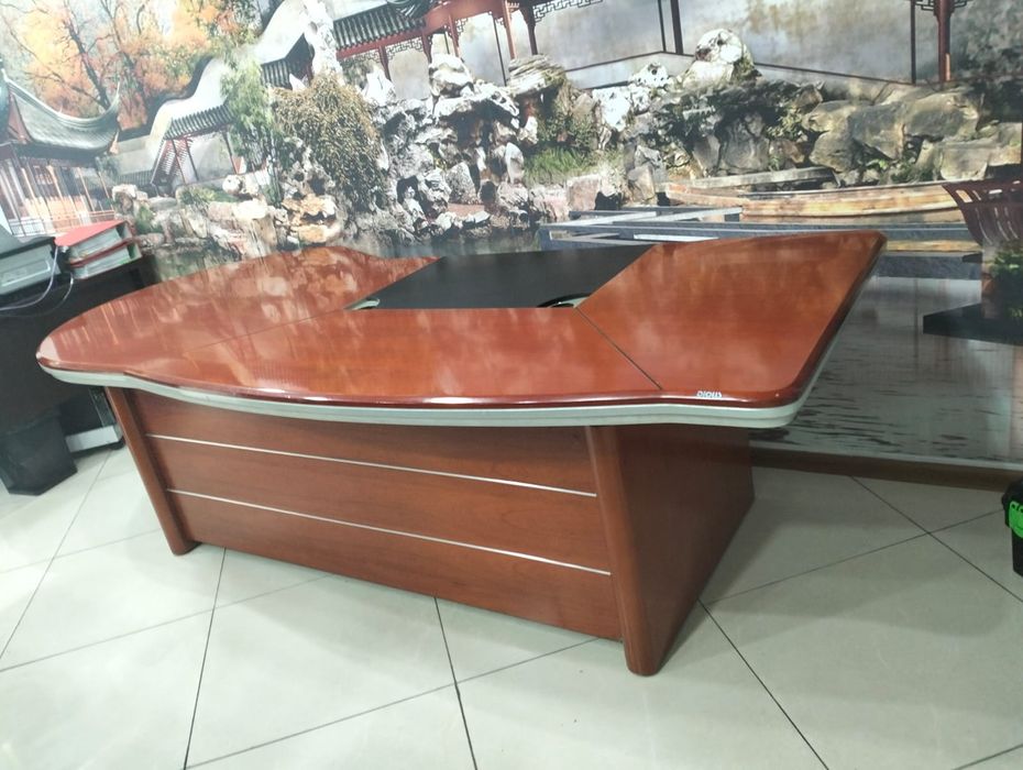 Продам стол  для руководителя , универсальный