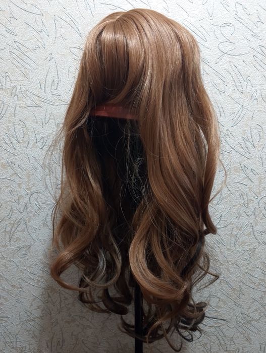 Парик длинный, с коричневым омбре. Новый. Волнистый.