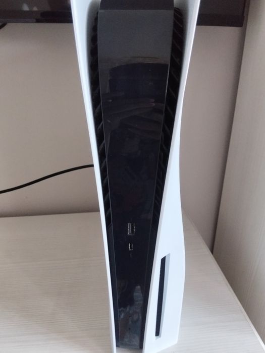 Ps 5 отличный состаяний всë работает комплект 2 джостика