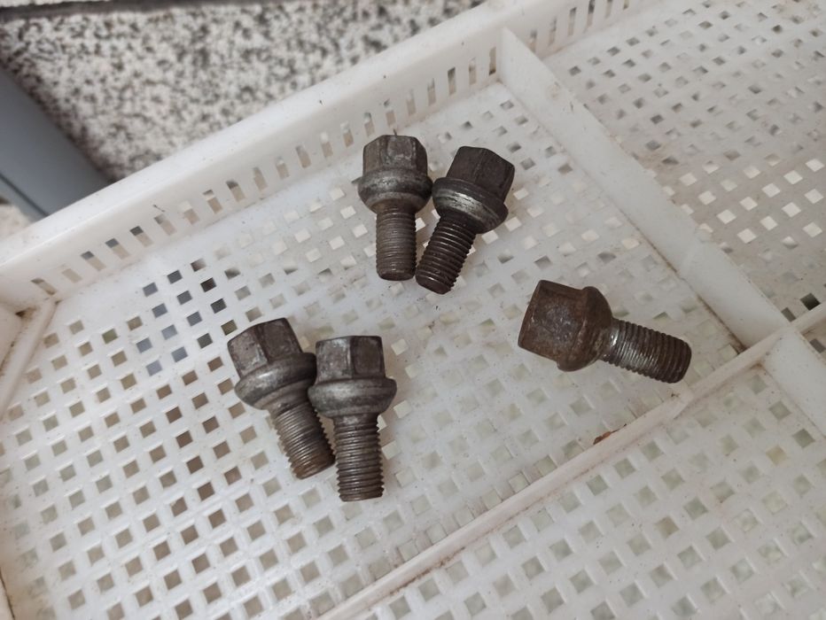 Продава се джанта с гума Дънлоп 195/65/15 и болтове 5 бр. за Мерцедес,