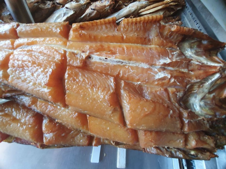 Рыба холодного копчёная, вяленая, закуски, на стол - в ассортименте