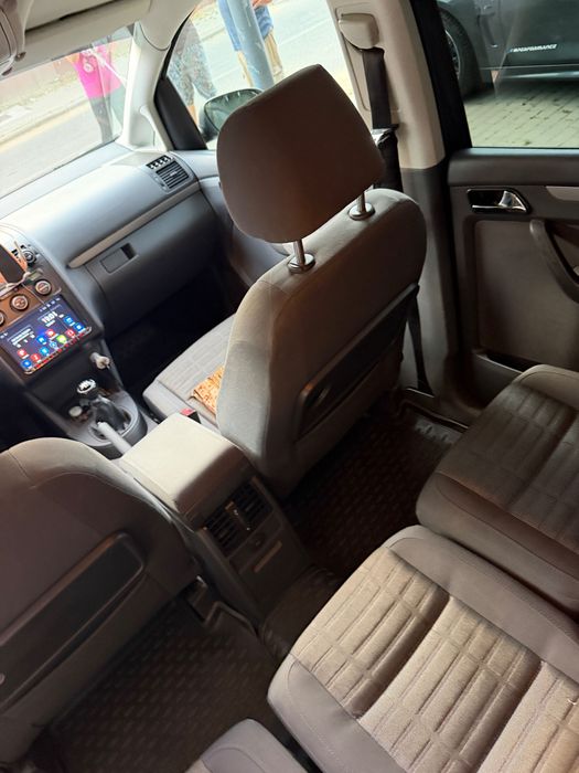 **volkswagen touran 1\.4 tsi 140 cp – 7 locuri – 2006**