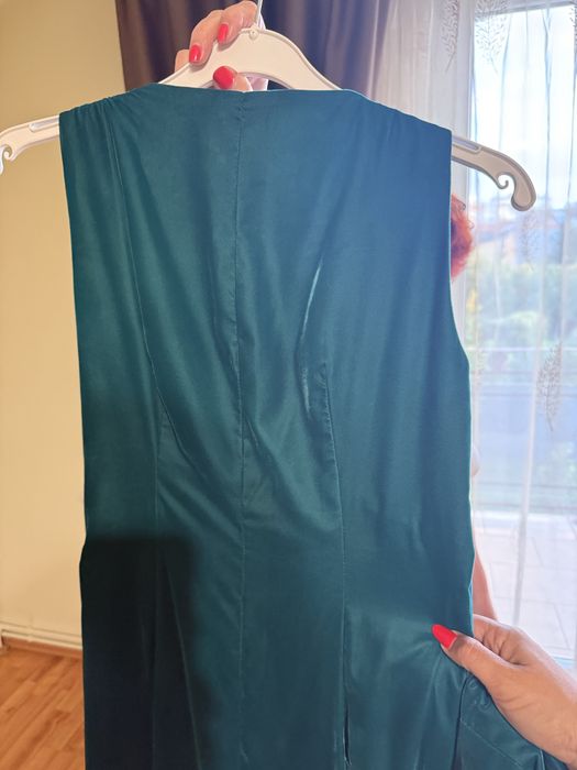 Rochie verde smarald cu brau deosebit