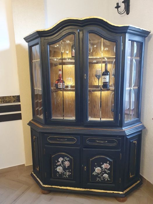 Vitrină lemn masiv, recondiționată, iluminare LED – piesă premium