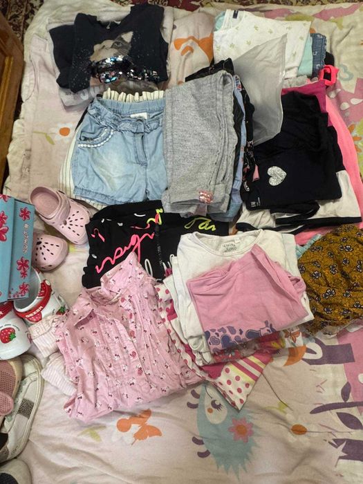 Комплекти, рокли, гащеризони и други дрехи