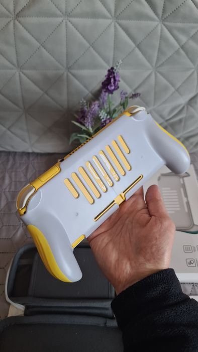 Nintendo switch lite с подаръци