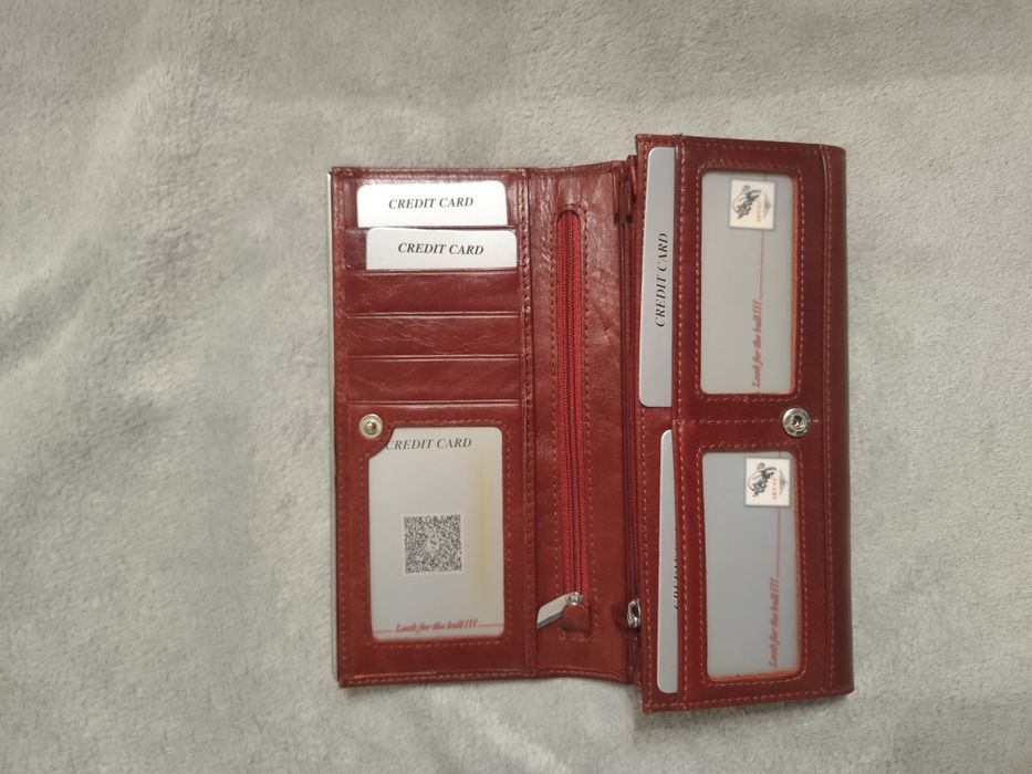 Продавам дамски кожен портфейл