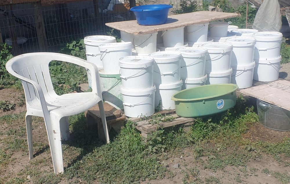 Продам пищевой ведёрки 5кг. с крышками. .