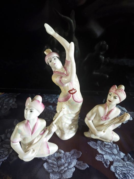 Статуэтки фарфоровые