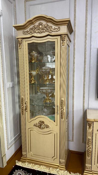 Классический мебельный гарнитур - сервант с витринами
Продаем комплект