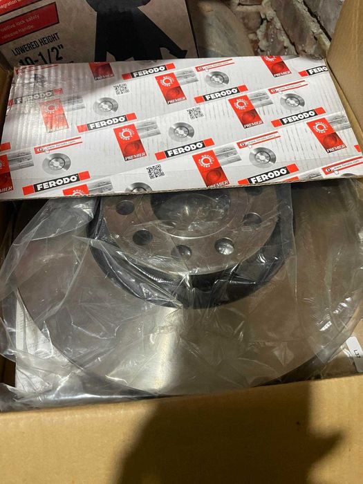 Спирачни дискове накладки и носачи vw passat 2.8 4motion 2002г