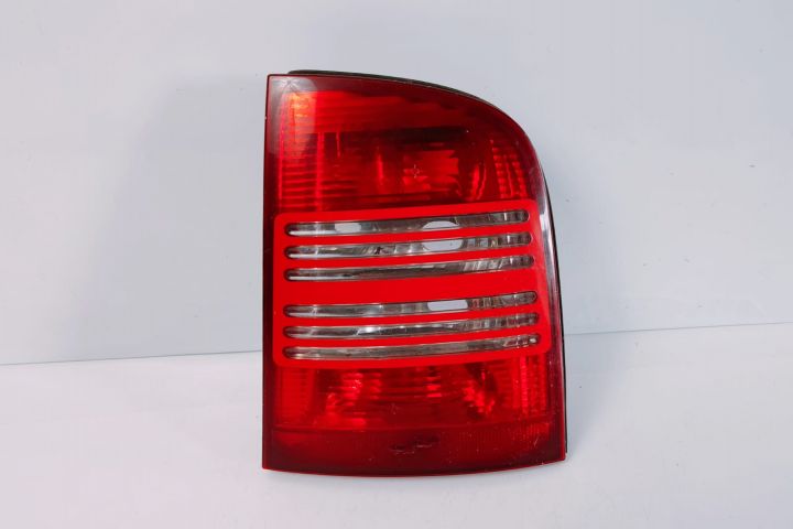 Stop Are o mică crăpătură 1U9945112 / 1U994S096 Skoda Octavia pri