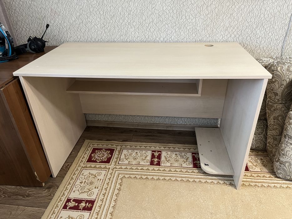 Стол с нависной полкой