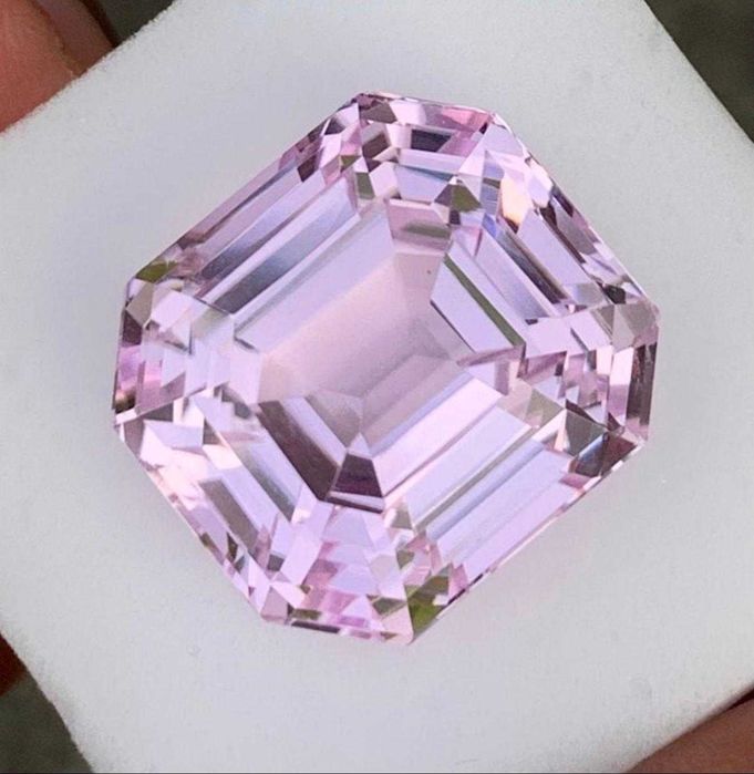 Kunzit natural impresionant roz purpuriu 54.99 ct