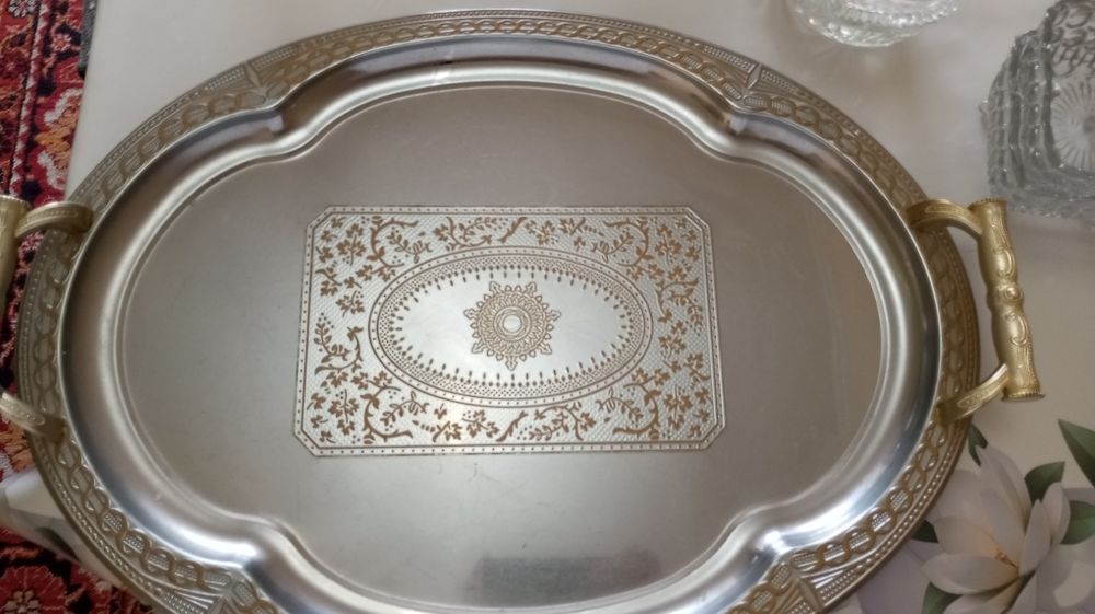 Продам поднос металлический