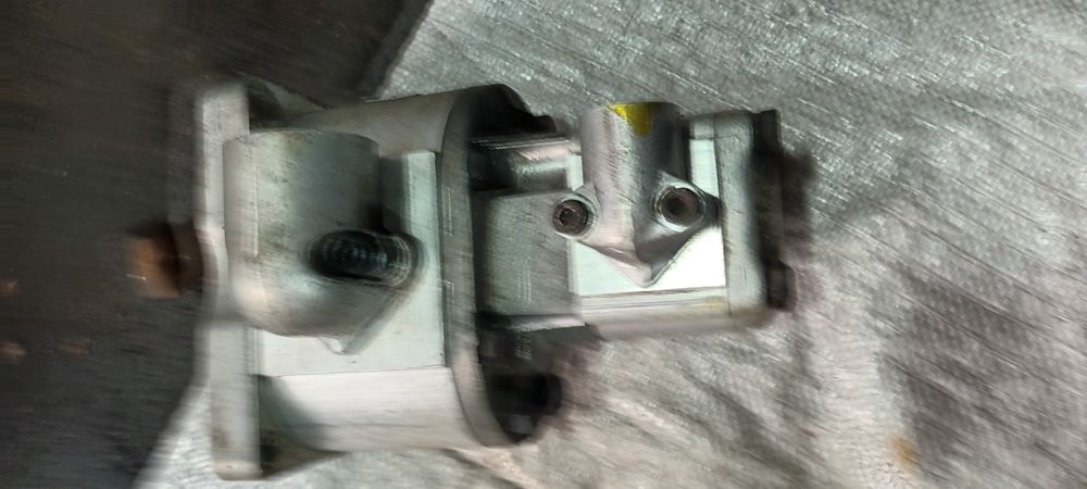 Продавам сдвоена хидравлична помпа А95Х/А25Х