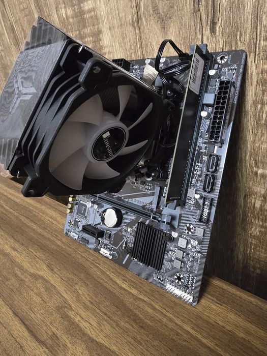 Новый комплект Gigabyte H610/i5 12400f/16gb 3200Mhz/Jonsbo kuller