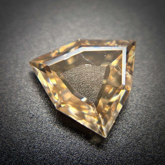 Голям Естествен диамант със Сертифициран IGI – за пръстен или колие