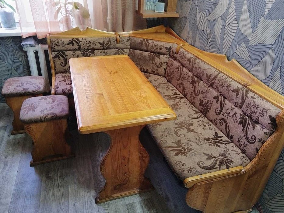 Продам кухонный угловой диван+стол+2 табурета