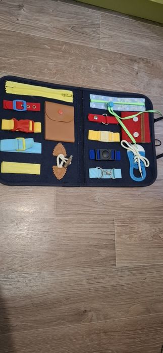 Папка-бизиборд развивает моторику