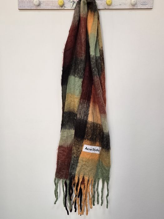 Нов шал Acne studios