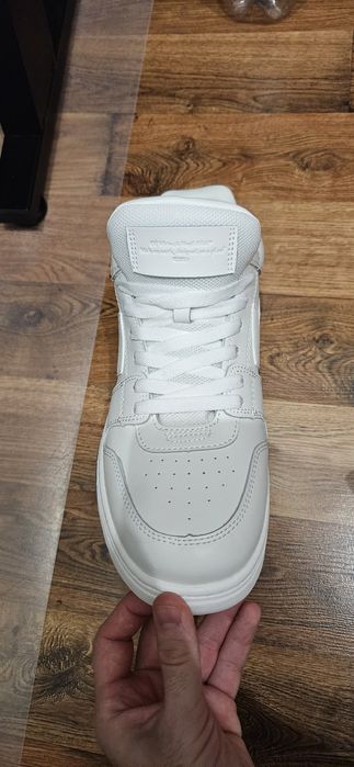 Adidasi out of office triple white