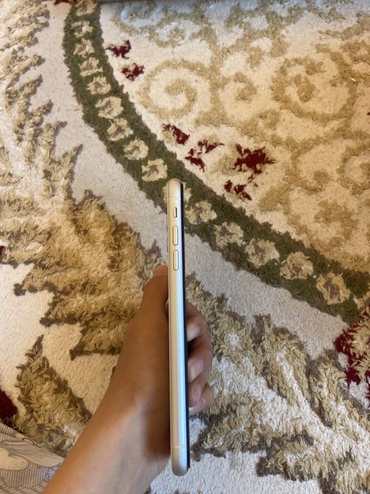 Продаю айфон 11.