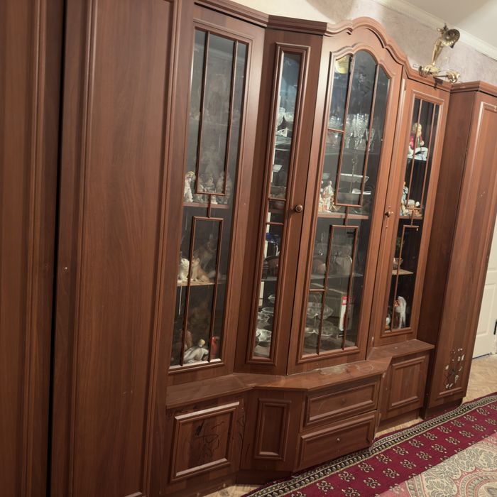 Продам италянскую шкаф,сервант