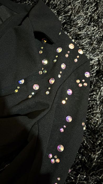 Дамско черно сако с камъни по ръмената , неизползавно