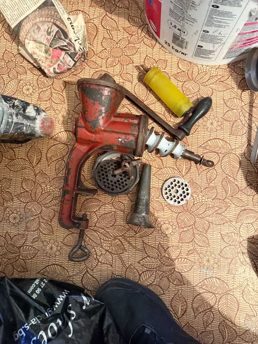 МЕСОМЕЛАЧКА ръчна --здрава РУСКА мелачка за месо или домати