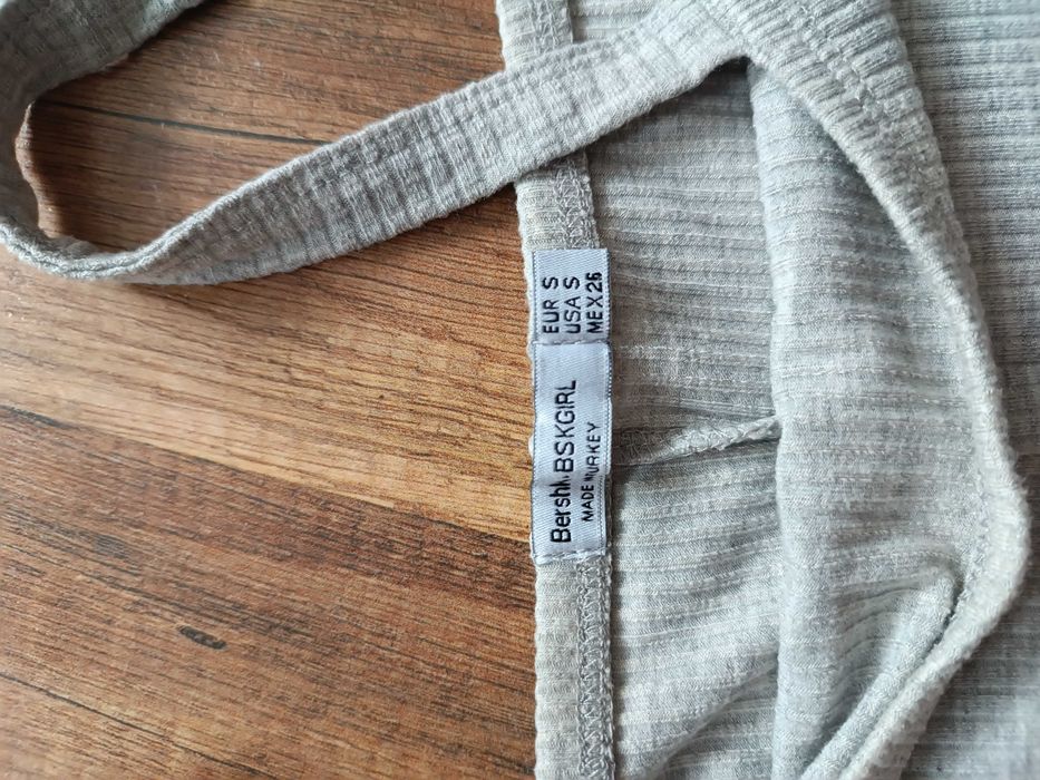 Рокля и риза Bershka къси панталони Alcott