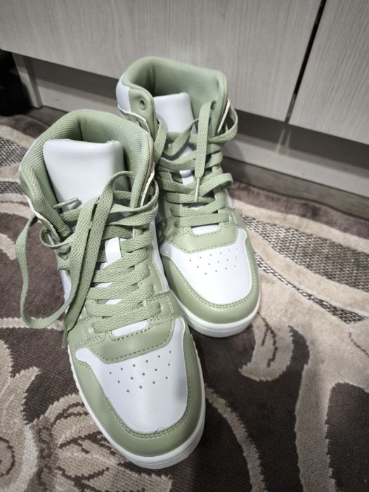 Новые кроссовки, размер 39