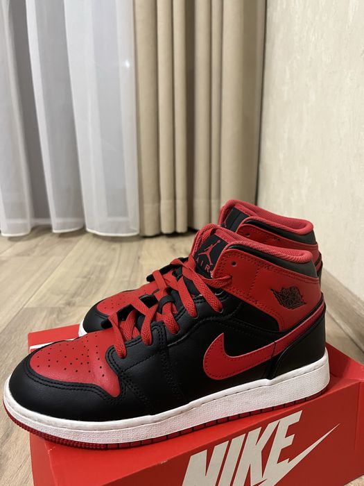 Обувки Nike Air Jordan 1 Mid Bred