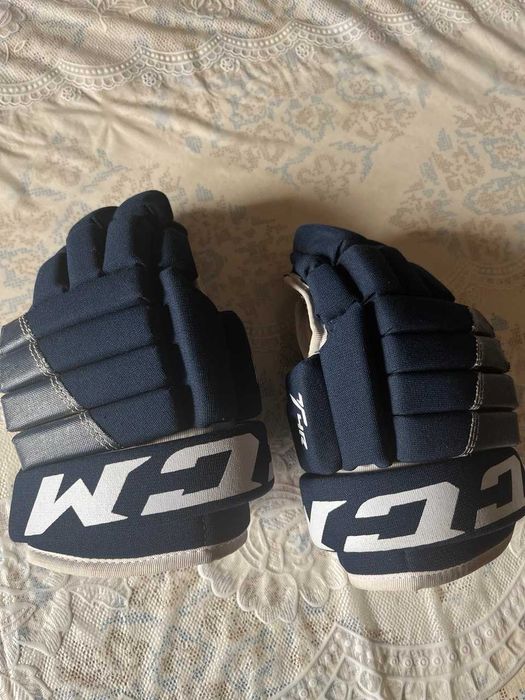 Продам хоккейные краги CCM T4R JR