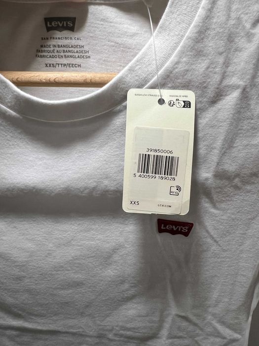 Бяла тениска Levi's - размер xxs