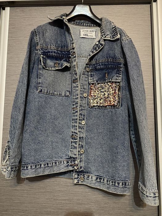 Дамско дънково яке с ефектен гръб