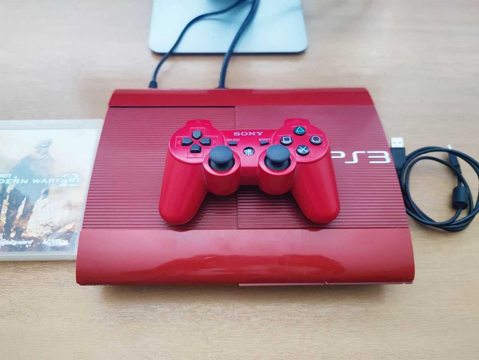 Playstation 3 Super Slim червен, със джойстик, кабели и подарък игра