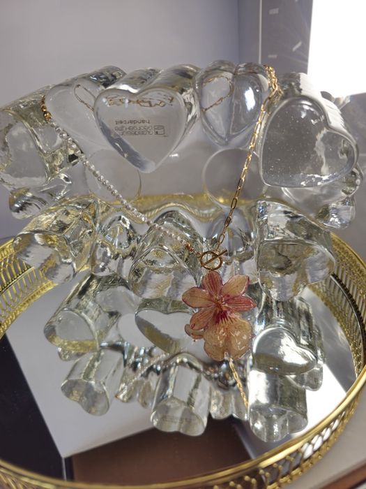 Нежно колие с естествен цвят на орхидея Камбрия.