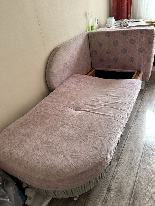 Продам два дивана бу маленький и средний