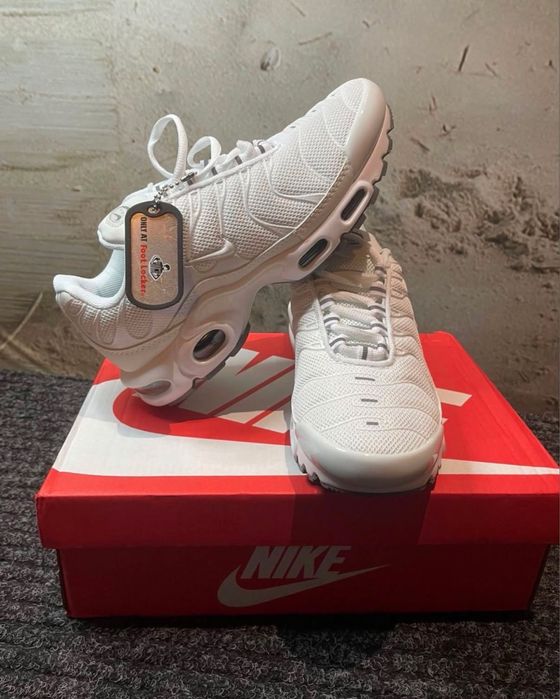 Adidasi nike albi noi